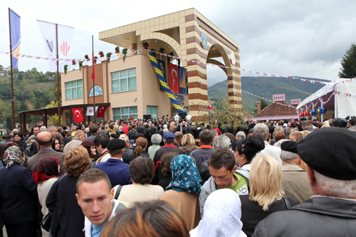 mraniye Belediyesi'nin Bosna Hersek'in Fojnica kentinde yaptrd Fojnica Belediyesi mraniye Kltr Merkezi, dzenlenen bir trenle hizmete ald.