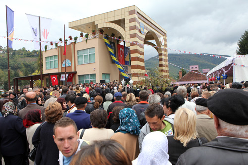 Ümraniye Belediyesi'nin Bosna Hersek'in Fojnica kentinde yaptırdığı Fojnica Belediyesi Ümraniye Kültür Merkezi, düzenlenen bir törenle hizmete açıldı.