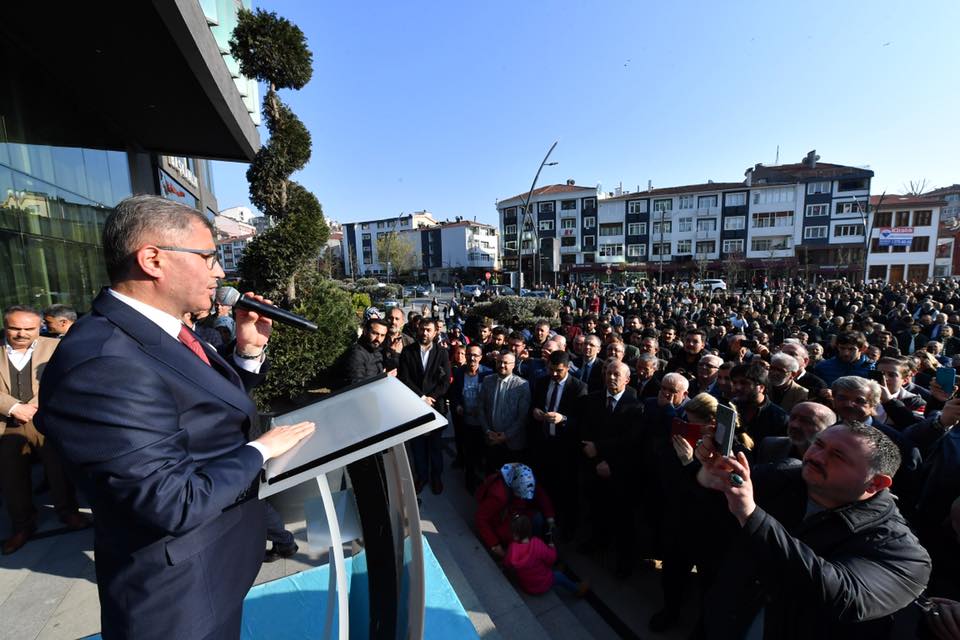 Hilmi Trkmen skdar le Seim Kurulu'ndan Mazbatay alarak ilk aklamasn yapt; ''Artk btn skdarllarn Belediye Bakanym''.