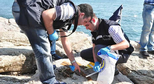 Üsküdar sahilinde denize giren bir kişi, poşet içerisinde suya atılmış çok sayıda mermi buldu.