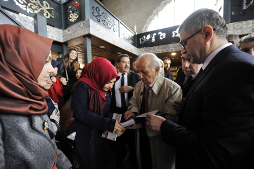 nl profesr, plaket takdiminin ardndan rencilerle bol bol hatra fotoraf ektirerek imza datt.