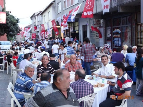 MHP Üsküdar İlçe Başkanlığı, Ünalan Mahallesi'nde 2500 kişinin katıldığı iftar programı düzenledi.
