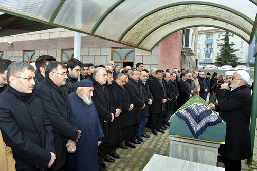 skdar 6. dnem Belediye Bakan Mustafa Kara'nn 92 yanda vefat eden annesi Senem Kara, Ataehir rnek Mahallesi Takva Camii'nde le namazna mtakip klnan cenaze namaznn ardndan dualarla Kocatepe Mezarlna defn edildi.