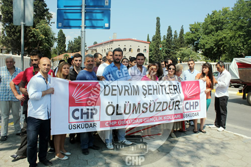 CHP skdar Genlik rgt 1960'l yllarn devrimci genlik liderlerinden Harun Karadeniz'i skdar Karacaahmet Mezarl'nda bulunan kabri banda and.