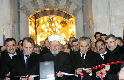 Babakan Yardmcs Blent Arn, Vakflar Genel Mdrl tarafndan restorasyonu tamamlanan skdar'daki Mihrimah Sultan Camisi'nin ibadete yeniden al trenine katld.