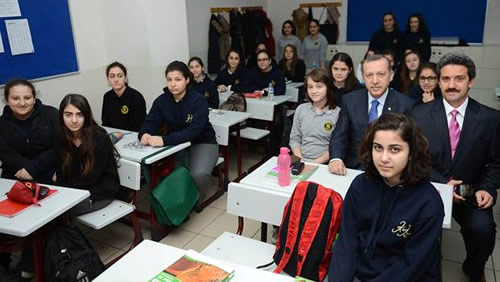 Erdoğan ardından 9-A sınıfının dersine girdi. ''İyi günler. Nasılsınız çocuklar iyi misiniz'' diye öğrencilere hitap eden Erdoğan, akıllı tahtayı inceledi. 