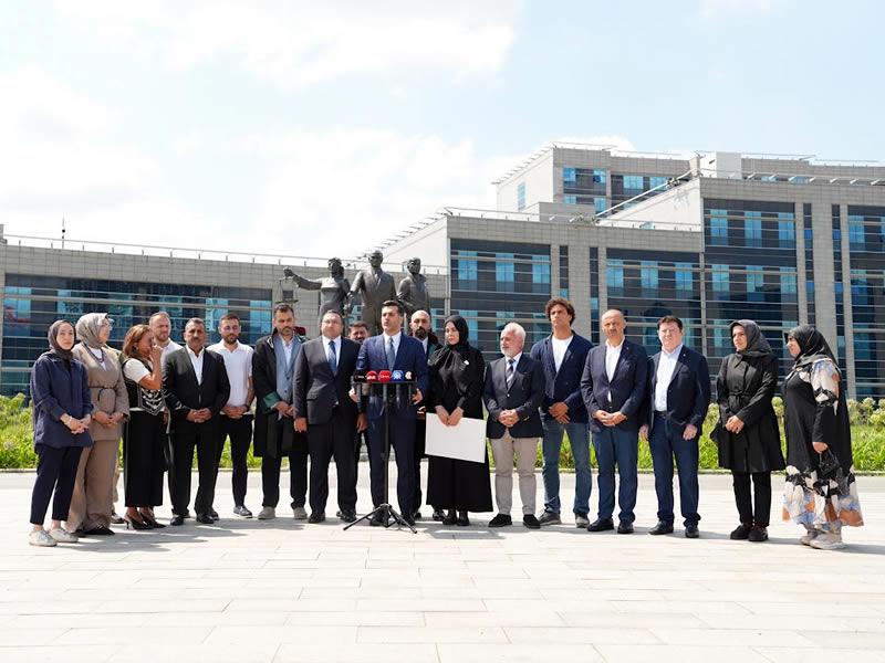 AK Parti Üsküdar İlçe Başkanı Taha Sarıcaoğlu ile AK Partili belediye meclis üyeleri, 5 Ağustos 2026’da Üsküdar Belediye Meclisi’nde yapılan Başkan Vekilliği seçimlerinde usulsüzlük ve şaibe yaşandığı iddiasıyla bugün suç duyurusunda bulundu.