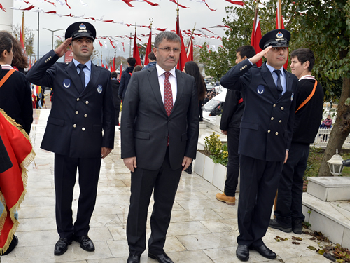 Üsküdar Belediye Başkanı Hilmi Türkmen, Şemsipaşa Anıtına Çelenk Koydu