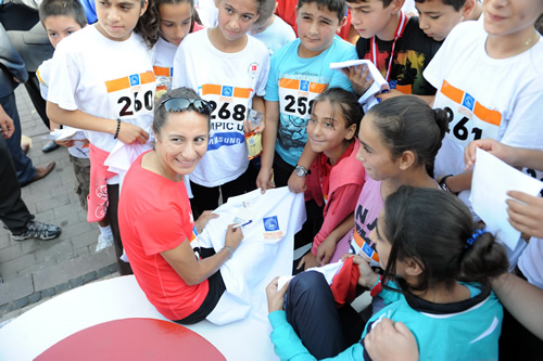 Üsküdar Gençlik Merkezi, Üsküdar İlçe Milli Eğitim Müdürlüğü ve Üsküdar Kaymakamlığı işbirliği ile Üsküdarlı gençler arasında Spor Olimpiyatları düzenleniyor.