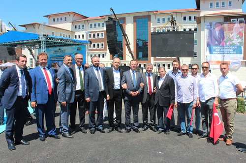 Program sonunda skdar Belediye Bakan Hilmi Trkmen, katlm gsteren protokol ve vatandalarla hatra fotoraf ektirdi