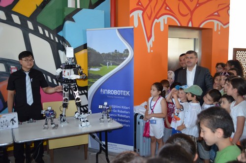 Üsküdar Belediye Başkanı Hilmi Türkmen, Üsküdar Gençlik Merkezi RoboKids etkinliğini ziyaret etti.
