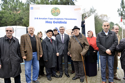 Yavuztrk Mahallesi'nde yaplan tapu datm treni ile Dalgkent Sitesi'nin ardndan, Yeilyama Sitesi sakinleride tapularn teslim ald.