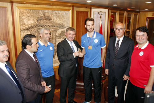 Avrupa Taekwondo Şampiyonu olan Üsküdar Belediyesi Spor Kulübü sporcusu Berkcan Süngü'yü 1 kese altınla ödüllendirdi.