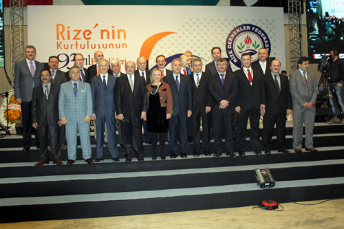 Rize Dernekler Federasyonu (RDEF) tarafndan hazrlanan etkinlikle Rize'nin dman igalinden kurtuluunun 93. yldnm mraniye Haldun Alaga Kapal Spor Salonu'nda kutland.