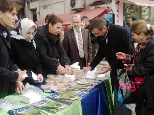 skdar Rizeliler Dernei, Muharrem ay nedeniyle dernek binas nnde kurulan stantta skdarllara aure ikram etti.