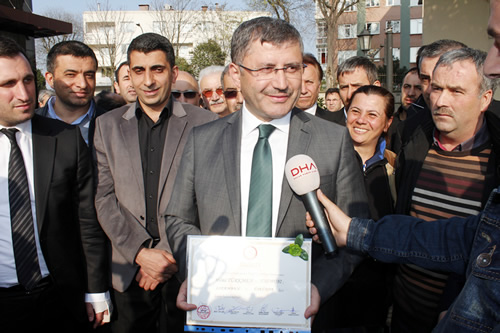 skdar'n yeni belediye bakan Hilmi Trkmen, skdar le Seim Kurulu'ndan mazbatasn aldktan sonra yerel ve ulusal basna aklama yapt.