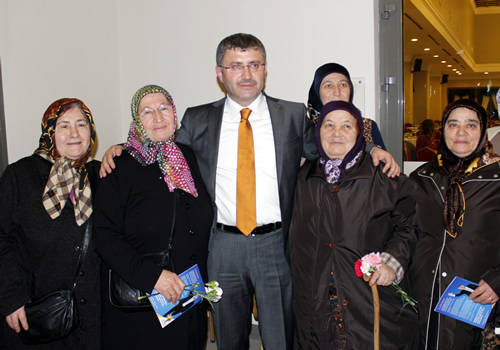 AK Parti Üsküdar İlçe Başkanlığı Boğaziçi Yaşam Merkezi'nde yaşlıları ağırladı.