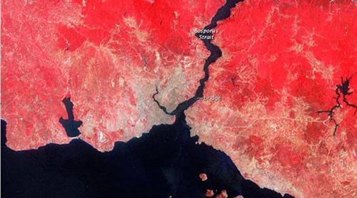 NASA'nn 1975 ve 2011'de elde ettii iki uydu fotoraf, stanbul'un 36 ylda ne kadar genilediini gzler nne serdi.