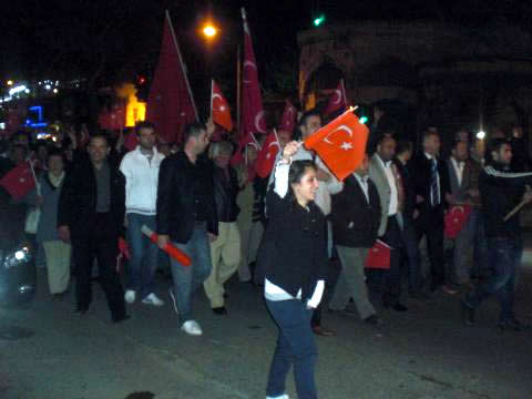Türkiye Sevdalıları Platformu Üsküdar'da bir araya gelerek son dönemde yaşanan terör olayları nedeni ile tepkilerini ortaya koydu.