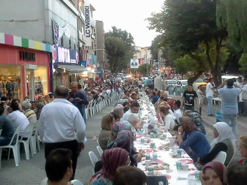 MHP Üsküdar sokakta iftarı