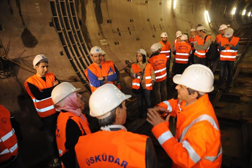 skdar Belediyesi bir ilke imza atarak denizin 45 metre derinliine sosyal medya kullanclaryla birlikte indi.