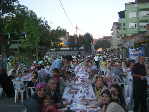 engelky Mahallesi sokak iftar