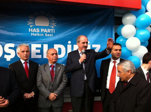 HAS Parti Üsküdar İlçe Başkanlığı'nın açılışı öncesinde bir konuşma yaparak halka seslenen Numan Kurtulmuş, vatandaşlara partisini anlattı, ''Bu ülkede kaynakların hakça, adaletli bir şekilde kullanılması için yola çıkıyoruz. Bu ülkede hakça dağılımı, adaletli dağılımı HAS Parti sağlayacaktır'' dedi.