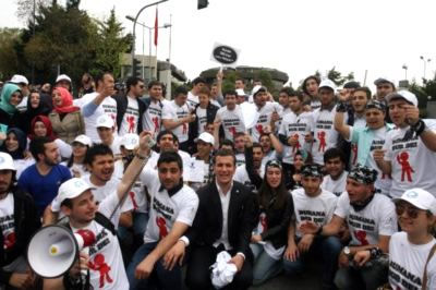 Üsküdar'da, sigaranın zararlarına dikkat çekmek isteyen Türkiye Öğrenci Konseyi (TÖK) üyeleri, ''Dumansız Kampüs'' projesi kapsamında ''Dumana Dur De'' yürüyüşü düzenledi.