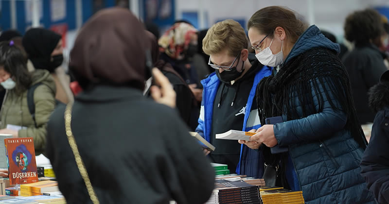 Üsküdar Belediyesi tarafından düzenlenen ve geleneksel hale gelen Üsküdar 7. Kitap Fuarı 9 günde 250 binden fazla kitapseveri Üsküdar'da buluşturdu.