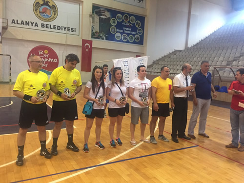 Antalya'nn Alanya lesinde 20-26 Mays tarihleri arasnda yaplan ampiyonda skdar Belediyespor ile 1453 skdar Spor Kulpleri rakiplerini sahadan silerek adlarn finale yazdrmay baard.