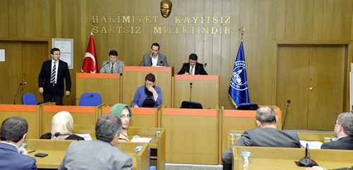 evre ve ehircilik Bakanl Hukuk Mavirlii'ne atand iin skdar Belediyesi 1. Meclis Bakan Vekillii grevinden istifa eden Hseyin Yrk'n yerine Esat Kalay seildi.