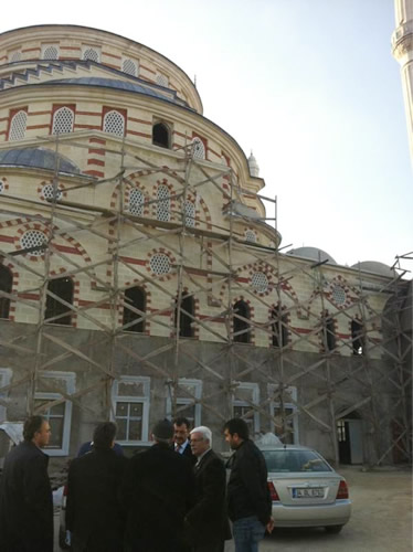 skdar Belediye Bakan yllardr bitirilemeyen Gzeltepe Birlik Camii inatna el att.