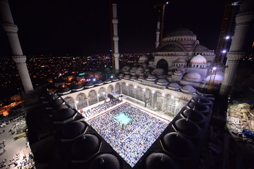 Asrn Mhr amlca Camii'nde ilk namaz klnd