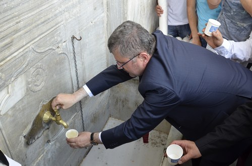 skdar Belediyesi, dzenledii Surre Alay etkinlii kapsamnda skdar Meydan'nda bulunan tarihi 3. Ahmet emesi'nden Osmanl erbeti aktt.