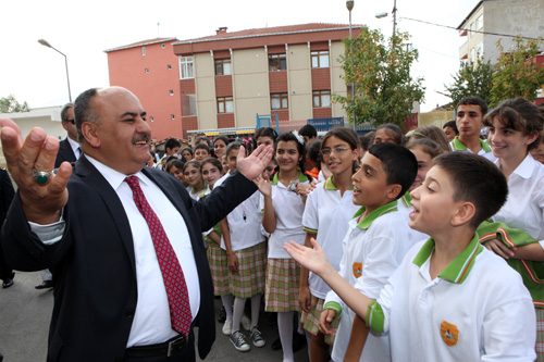 mraniye Belediye Bakan Hasan Can, Aa Dudullu lkretim Okulu'nda eitim sezonunun ilk gn nedeniyle dzenlendii programa katld.