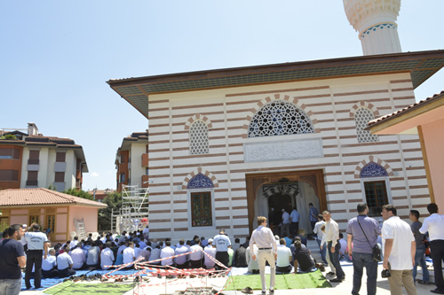 Altunizade Koru Camii ibadete ald