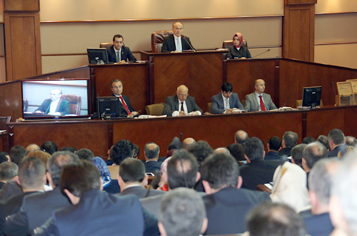 İstanbul Büyükşehir Belediye Meclisi yerel seçimlerin ardından ilk toplantısını yeni üyelerinin de katılımıyla yaptı.