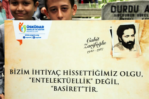 Şair Cahit Zarifoğlu ölümünün 28. yıldönümünde Üsküdar Belediyesi'nin düzenlediği etkinlikte mezarı başında anıldı.