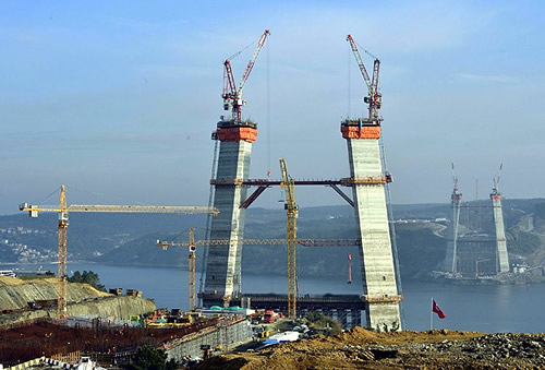İstanbul Boğazı'nın üçüncü incisi Yavuz Sultan Selim Köprüsü'nde, 3500 personel ve 50 iş makinesiyle yürütülen proje çalışmalarında yarıya gelindi.