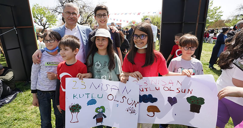 skdar Belediyesi tarafndan dzenlenen organizasyonla Valideba Korusu'nda 23 Nisan Ulusan Egemenlik ve ocuk Bayram etkinliini gerekletirildi.