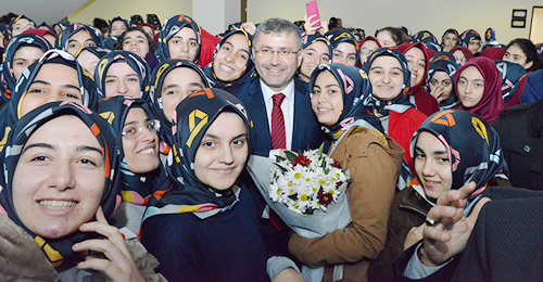 4 bin öğrencinin eğitim göreceği yeni binanın açılışı, Üsküdar Belediye Başkanı Hilmi Türkmen'in de katıldığı törenle gerçekleşti.