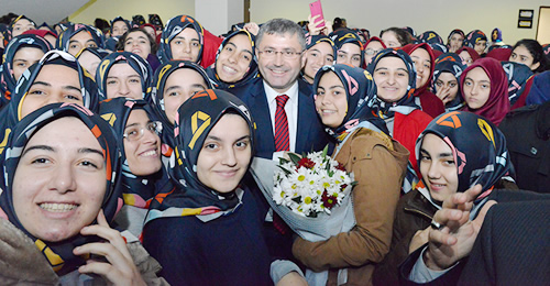 4 bin rencinin eitim grecei yeni binann al, skdar Belediye Bakan Hilmi Trkmen'in de katld trenle gerekleti.