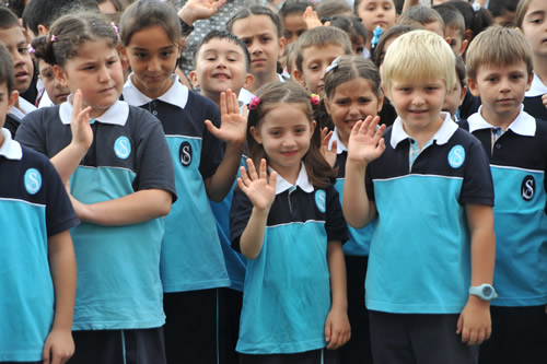 stanbul'da yaklak 2 milyon 700 bin renci ders ba yaparken yeni ders ylnn balamasna ilikin program st dzey brokratlarn katlmyla skdar Saffet ebi lkretim Okulu'nda yapld.