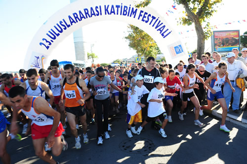 skdar Belediyesi tarafndan 23. Uluslararas Ktibim enlii kapsamnda bu yl ikincisi dzenlenen Halk Kousu ve Atletizm Yarmas Harem sahil yolunda yapld.