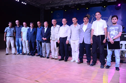 Trkiye Fotoraf Sanat Federasyonu, skdar Belediyesi'ne 5 yldr kesintisiz olarak dzenlemi olduu fotoraf yarmalarndan dolay ''tek yldz''l plaket verdi.