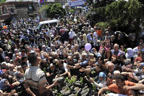 skdar, Mor Salkmlarla enlendi