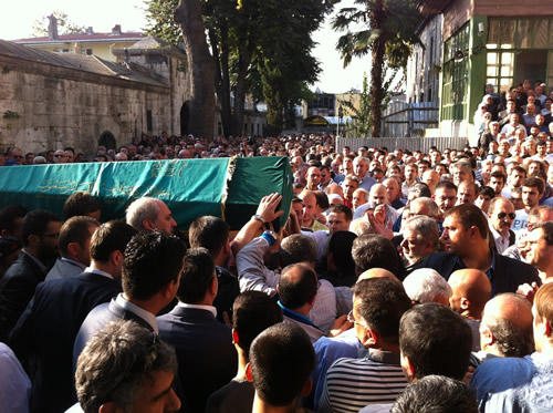 skdar'n aabeyi Abdlkadir Kibar, skdar Yeni Camii'de klnan cenaze namaznn ardndan Karacaahmet Mezarlna defnedildi.