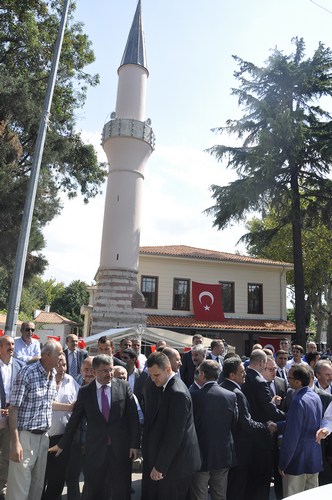 Restorasyonu tamamlanan Abdullahaa Camii trenle ald