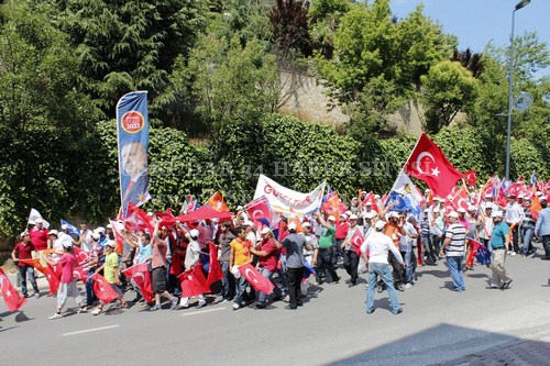 skdar ''Milli radeye Sayg'' iin yollara dt