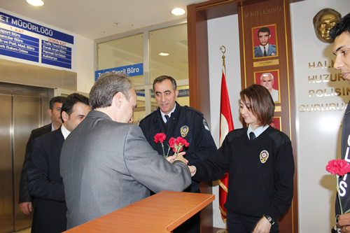 AK Parti skdar le Tekilat Polis Tekilat'nn 168. kurulu yl dnmn skdar le Emniyet Mdrln ziyaret ederek kutlad.